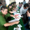Đông đảo người dân đến làm thủ tục cấp đổi miễn phí Giấy chứng minh dân nhân tại xã Vĩnh Trạch, thành phố Bạc Liêu. (Ảnh: Huỳnh Sử/TTXVN)
