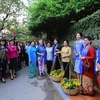 Phu nhân của Chủ tịch nước Trần Đại Quang đã cùng các Phu nhân Trưởng đoàn các nền kinh tế thành viên APEC đi thăm Phố cổ Hội An. (Ảnh: TTXVN)