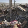 Lực lượng cứu hộ tìm kiếm người mất tích tại hiện trường đổ nát sau động đất ở Kermanshah, Iran ngày 13/11. (Nguồn: AFP/TTXVN)