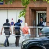 Cảnh sát và nhân viên pháp y điều tra tại nơi ở của một nghi phạm khủng bố ở Brussels. (Nguồn: EPA/TTXVN)
