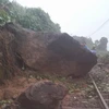 Khối đá nặng khoảng 10 tấn nằm chắn ngang đường sắt Bắc Nam