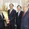 Chủ tịch nước Trần Đại Quang trong lần đến chúc Tết giáo sư Vũ Khiêu. (Ảnh: Nhan Sáng/TTXVN)