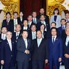 Thủ tướng Nguyễn Xuân Phúc tiếp ông Hiroshi Ozaki, Chủ tịch Phòng Thương mại và Công nghiệp Osaka, Nhật Bản. (Ảnh: Thống Nhất/TTXVN)