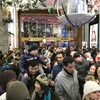 Khách hàng xếp hàng chờ mua sắm bên ngoài cửa hiệu Macy's tại New York, Mỹ ngày 23/11. (Nguồn: Kyodo/TTXVN)