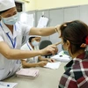 Nhân viên y tế quản lý, kiểm tra sức khỏe, giám sát điều trị ARV cho người nhiễm tại Trung tâm Phòng, chống HIV/AIDS Vĩnh Phúc. (Ảnh: Dương Ngọc/TTXVN)