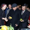 Thủ tướng Nguyễn Xuân Phúc thăm Khu trưng bày sản phẩm tiêu biểu của tỉnh Hà Giang nhân dịp thăm, làm việc và dự Hội nghị xúc tiến đầu tư tại tỉnh Hà Giang. (Ảnh: Thống Nhất/TTXVN)
