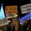 Tuần hành ở Tây Ban Nha phản đối bạo hành phụ nữ. (Nguồn: Yahoo)