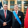 Quyền Bộ trưởng Ngoại giao Chile Edgardo Riveros tại lễ trao Huân chương Công trạng Thập tự cho Đại sứ Ngô Đức Thắng. (Nguồn: Đại sứ quán Việt Nam tại Chile)