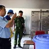 Đoàn kiểm tra an toàn vệ sinh thực phẩm tỉnh Bến Tre kiểm tra bếp ăn tại Công ty trách nhiệm hữu hạn một thành viên Pungkook. (Ảnh: Trần Thị Thu Hiền/TTXVN)