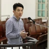 Bị cáo Hsu Minh Jung trước vành móng ngựa trả lời thẩm vấn của Hội đồng xét xử. (Ảnh: Doãn Tấn/TTXVN)