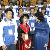 Phó Chủ tịch nước Đặng Thị Ngọc với các em thí sinh. (Ảnh: Văn Điệp/TTXVN)