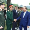 Thủ tướng Nguyễn Xuân Phúc và cán bộ Ban quản lý Lăng Chủ tịch Hồ Chí Minh. (Ảnh: Thống Nhất/TTXVN)