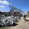 Cột tháp phát sóng bị hư hại sau các đợt không kích do liên quân Arab tiến hành tại thành phố Taez, Yemen. (Nguồn: AFP/TTXVN)