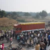 Người dân di chuyển tại khu vực Birgunj, biên giới Nepal-Ấn Độ. (Nguồn: AFP/TTXVN)