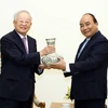 Thủ tướng Nguyễn Xuân Phúc tặng quà lưu niệm cho ông Sohn Kyung Shik, Chủ tịch Tập đoàn CJ (Hàn Quốc). (Ảnh: Thống Nhất/TTXVN)