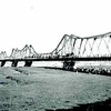Cầu Doumer - nay là cầu Long Biên. (Ảnh: Trung tâm Lưu trữ Quốc gia I)
