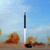 Một vụ phóng thử tên lửa đạn đạo tầm trung Hwasong-12 tại Triều Tiên. (Nguồn: AFP/TTXVN) 