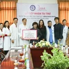 Đại diện Quỹ Vì Tầm vóc Việt trao tặng 300 triệu đồng cho Quỹ Vì bệnh nhân nghèo của Bệnh viện Phụ sản Trung ương. (Nguồn: Vietnam+)