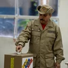 Cử tri Venezuela bỏ phiếu bầu cử địa phương tại Caracas ngày 10/12. (Nguồn: AFP/TTXVN)