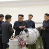 Nhà lãnh đạo Triều Tiên Kim Jong-un (thứ ba, phải) thị sát quy trình gắn đầu đạn hạt nhân thu nhỏ vào tên lửa Hwasong-14 tại Viện Khoa học hạt nhân ngày 3/9. (Nguồn: Yonhap/TTXVN)
