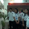 Các học sinh, sinh viên kiều bào tham quan nhà trưng bày tại Khu di tích lăng cụ Phó bảng Nguyễn Sinh Sắc. (Ảnh: Chương Đài/TTXVN)