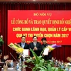 Bộ trưởng Lê Vĩnh Tân tặng hoa chúc mừng ông Trần Trung Kiên và bà Phạm Thu Hằng. (Nguồn: Bộ Nội vụ)
