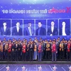 Phó Thủ tướng Thường trực Chính phủ Trương Hòa Bình cùng lãnh đạo Đảng, Nhà nước với các Doanh nhân trẻ Việt Nam tiêu biểu năm 2017 nhận giải thưởng Sao Đỏ. (Ảnh: Văn Điệp/TTXVN)