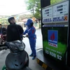 Bán xăng sinh học E5 tại cửa hàng xăng dầu của PVOIL phố Thái Thịnh, quận Đống Đa, Hà Nội. (Ảnh: Huy Hùng/TTXVN)