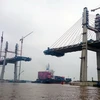 Cầu Bạch Đằng sẽ hợp long vào trước ngày 30/4 và hoàn thành trước ngày 30/6/2018. (Ảnh: Văn Đức/TTXVN)