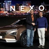 Phó Chủ tịch Hyundai Chung Eui-sun (phải) và Giám đốc dự án xe hơi tự lái Aurora Chris Urmson giới thiệu mẫu xe điện Nexo sử dụng pin nhiên liệu hydro thế hệ thứ 2 tại triển lãm CES ở Las Vegas, Mỹ ngày 8/1. (Nguồn: Yonhap/TTXVN)