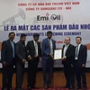 Trao giấy chứng nhận Nhà phân phối độc quyền các sản phẩm dầu nhớt mang thương hiệu Emi Oil. (Nguồn: Vietnam+)