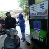 Bán xăng sinh học E5 tại cửa hàng xăng dầu của PVOIL phố Thái Thịnh, quận Đống Đa, Hà Nội. (Ảnh: Huy Hùng/TTXVN)