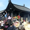 Khách thập phương thắp hương, cầu tài lộc tại chùa Đồng, thuộc khu di tích Yên Tử. (Ảnh: Đình Trân/TTXVN)