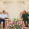 Thượng tướng Phạm Ngọc Minh trao đổi với Thiếu tướng Michael Stencel. (Ảnh: Khổng Minh Khánh)