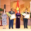 Chủ tịch Quốc hội Nguyễn Thị Kim Ngân trao Huân chương Hữu nghị cho ông Saber Houssain Chowdhuby và Martin Chungong. (Ảnh: Trọng Đức/TTXVN)