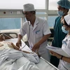Bệnh nhân Nguyễn Văn Họa điều trị phục hồi chức năng tại Khoa ngoại tổng quát Bệnh viện đa khoa Long Khánh. (Ảnh: Lê Xuân/TTXVN)