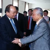 Thủ tướng Nguyễn Xuân Phúc và nguyên Phó Thủ tướng Nguyễn Mạnh Cầm. (Ảnh: Thống Nhất/TTXVN)