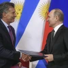 Tổng thống Nga Vladimir Putin (phải) và người đồng cấp Argentina Mauricio Macri trao đổi văn kiện sau lễ ký thỏa thuận tại Moskva, Nga ngày 23/1. (Nguồn: AFP/TTXVN)