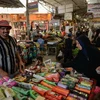 Người dân Iraq mua sắm tại một khu chợ ở Mosul. (Nguồn: AFP/TTXVN)