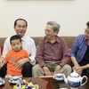 Chủ tịch nước Trần Đại Quang thăm, chúc Tết Giáo sư, Tiến sĩ Nguyễn Ngọc Giao, Chủ tịch Hội Liên hiệp Khoa học và Kỹ thuật Thành phố Hồ Chí Minh. (Ảnh: Nhan Sáng/TTXVN)