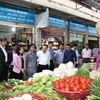 Đoàn công tác khảo sát tình hình sử dụng hàng Việt Nam tại chợ Trung tâm thị trấn Phố Mới (huyện Quế Võ, Bắc Ninh). (Ảnh: Thanh Thương/TTXVN)