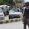 Binh sỹ Pakistan điều tra tại hiện trường một vụ đánh bom ở Peshawar, tây bắc Pakistan. (Nguồn: EPA/TTXVN)