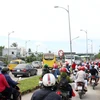 Lượng xe từ Thành phố Hồ Chí Minh về Bến Tre qua Trạm thu phí cầu Rạch Miễu. (Ảnh: Trần Thị Thu Hiền/TTXVN)
