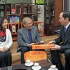 Chủ tịch nước Trần Đại Quang đến thăm, chúc Tết giáo sư, tiến sỹ khoa học Nguyễn Khoa Sơn. (Ảnh: Nhan Sáng/TTXVN)