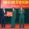 Thủ tướng Nguyễn Xuân Phúc tặng quà cho cán bộ, chiến sỹ Bộ Tư lệnh Thủ đô Hà Nội. (Ảnh: Thống Nhất/TTXVN)