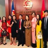 Đại sứ Lê Quý Quỳnh và phu nhân chụp ảnh kỷ niệm cùng một số bà con cộng đồng. (Ảnh: Lê Hòa/Vietnam+)