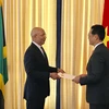 Đại sứ Việt Nam tại Cuba kiêm nhiệm Jamaica Nguyễn Trung Thành trình Quốc thư và diện kiến lãnh đạo cấp cao Jamaica. (Ảnh: Lê Hà/TTXVN)