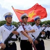Hình ảnh về lễ chào cờ của các chiến sỹ đảo Trường Sa được phóng viên ghi lại. (Ảnh minh họa: Danh Lam/TTXVN)