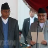 Tân Thủ tướng Nepal KP Sharma Oli (phải) tại lễ tuyên thệ nhậm chức ở Kathmandu. (Nguồn: AFP/TTXVN)