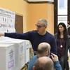 Cử tri Italy bỏ phiếu tại một địa điểm bầu cử ở Rome. (Nguồn: AFP/TTXVN)